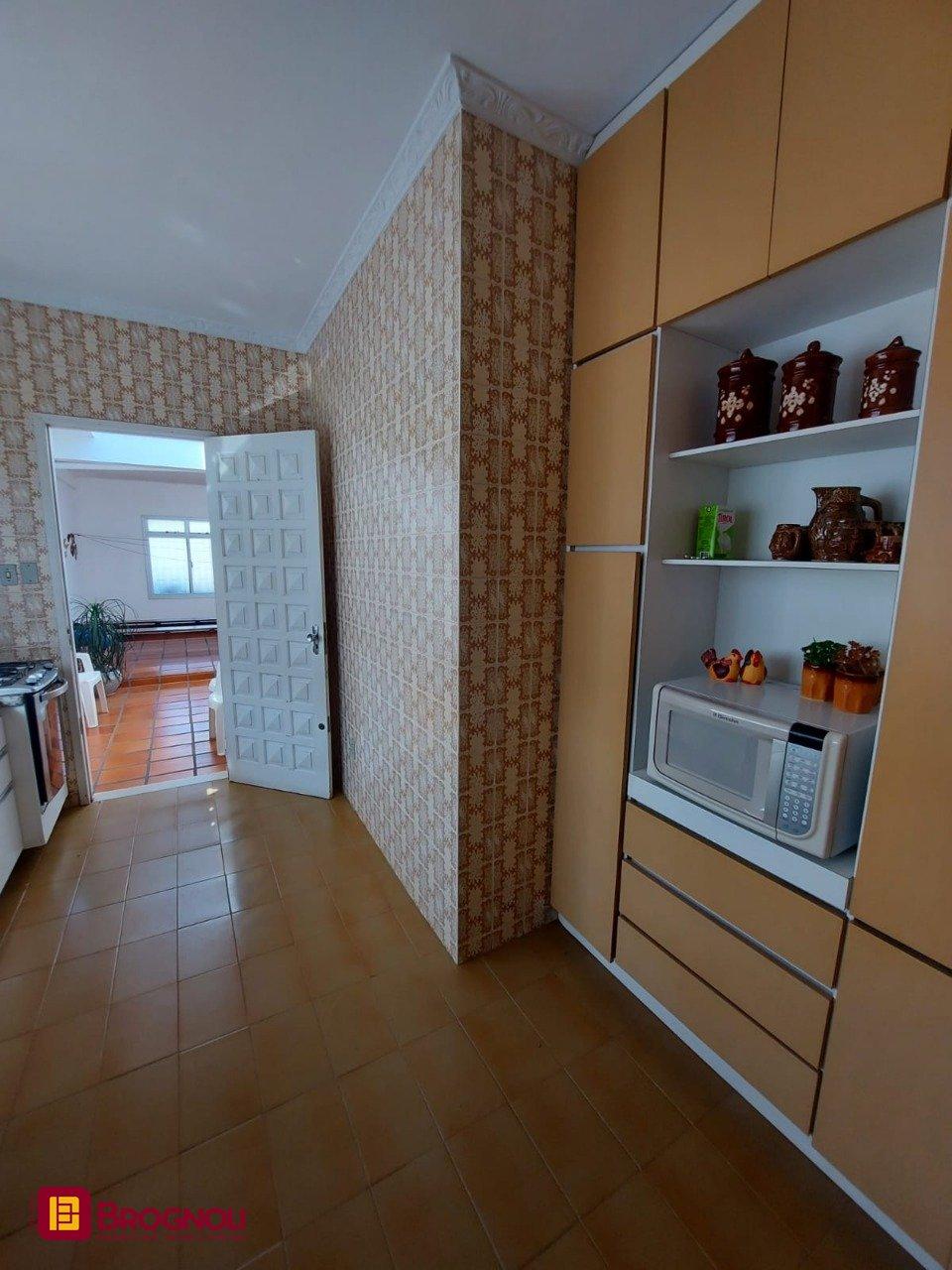Casa com 323m², 4 quartos (sendo 1 suíte), 3 garagens, no bairro Barreiros em São José