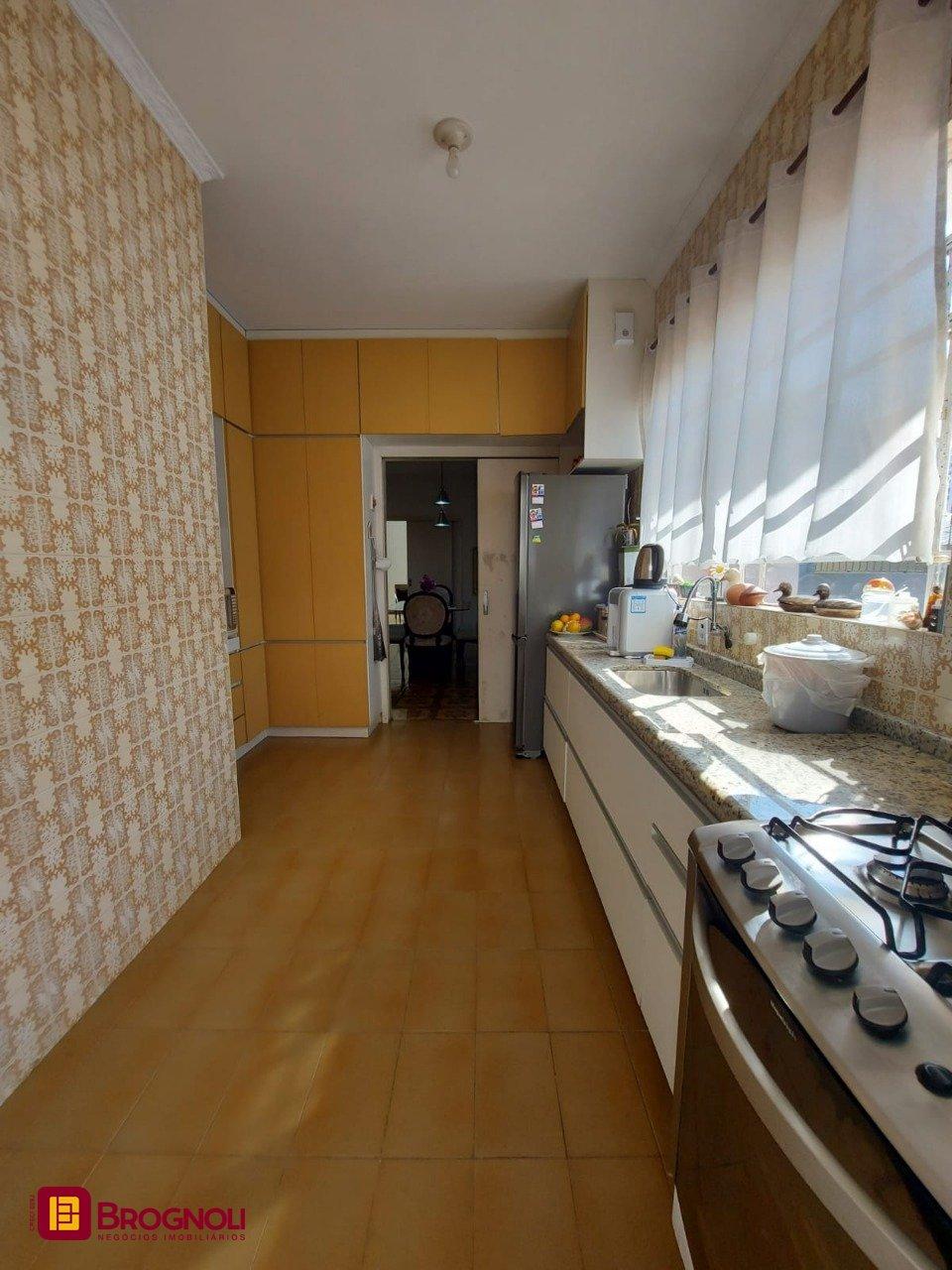 Casa com 323m², 4 quartos (sendo 1 suíte), 3 garagens, no bairro Barreiros em São José