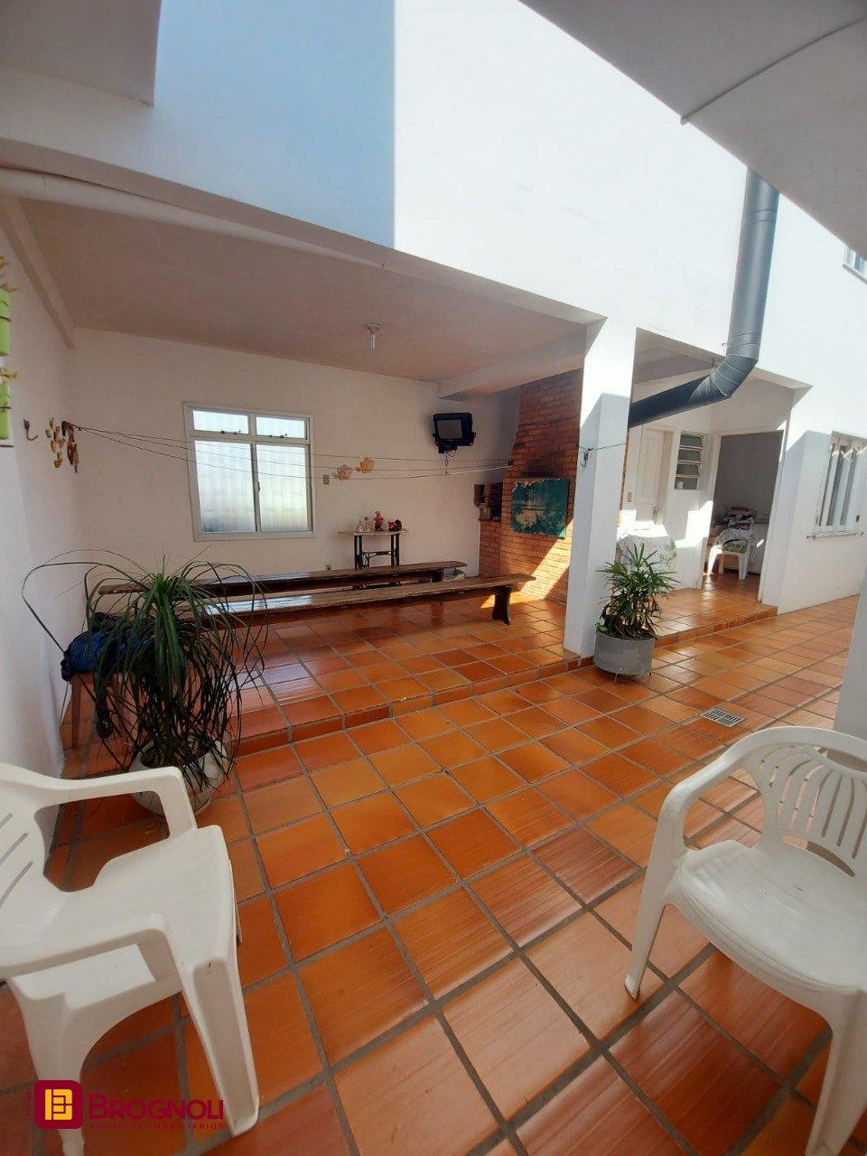 Casa com 323m², 4 quartos (sendo 1 suíte), 3 garagens, no bairro Barreiros em São José