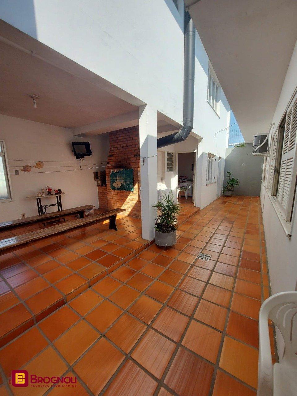 Casa com 323m², 4 quartos (sendo 1 suíte), 3 garagens, no bairro Barreiros em São José