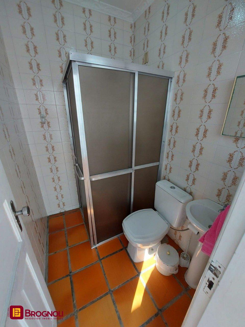 Casa com 323m², 4 quartos (sendo 1 suíte), 3 garagens, no bairro Barreiros em São José