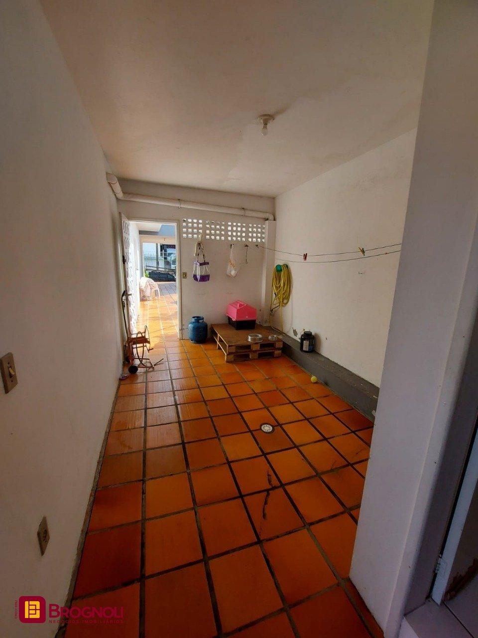 Casa com 323m², 4 quartos (sendo 1 suíte), 3 garagens, no bairro Barreiros em São José