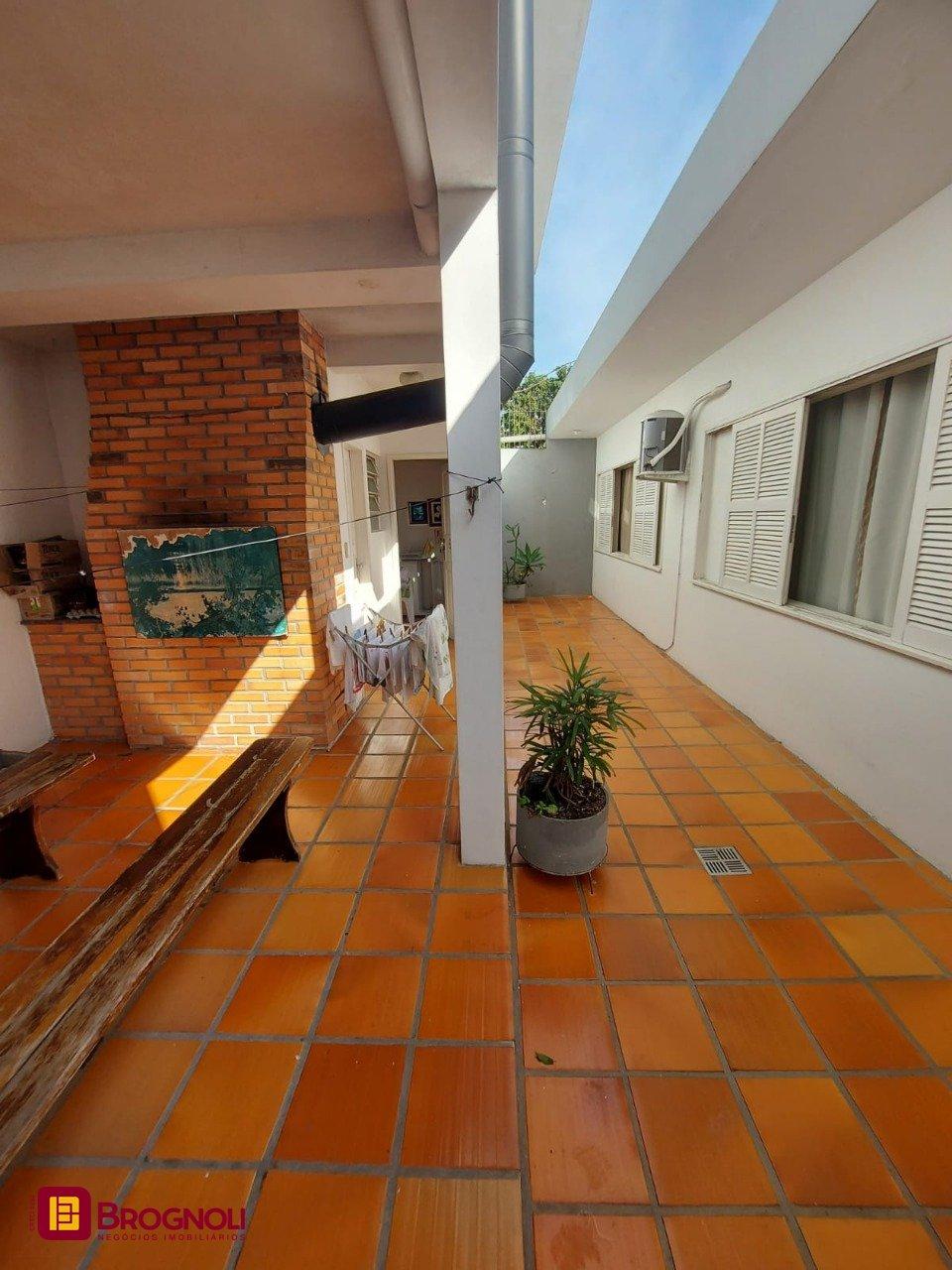 Casa com 323m², 4 quartos (sendo 1 suíte), 3 garagens, no bairro Barreiros em São José