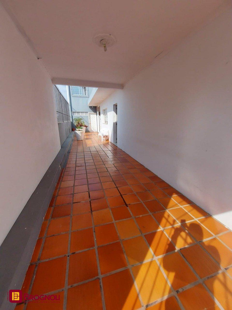 Casa com 323m², 4 quartos (sendo 1 suíte), 3 garagens, no bairro Barreiros em São José