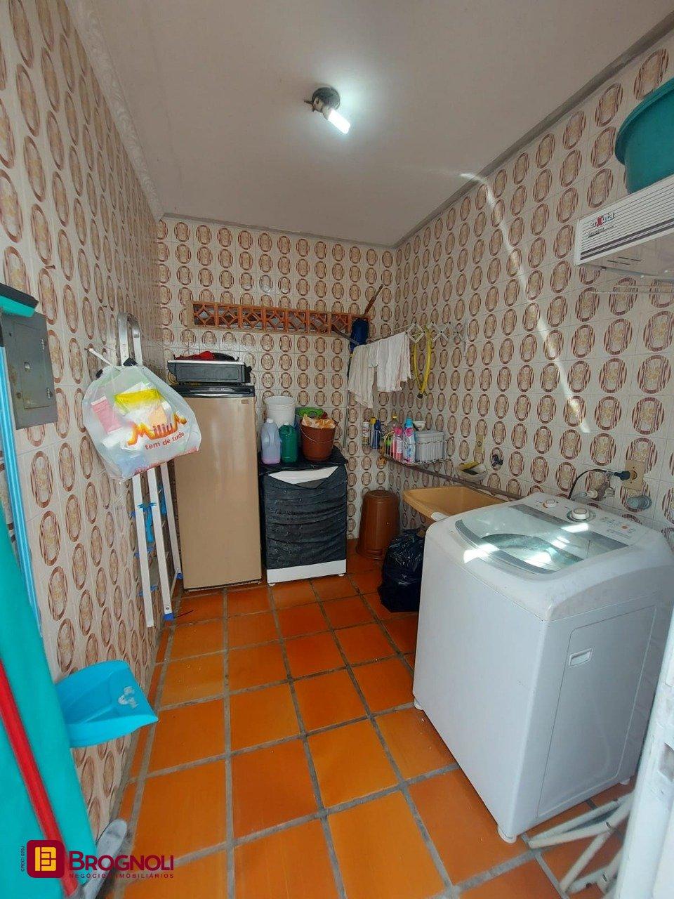 Casa com 323m², 4 quartos (sendo 1 suíte), 3 garagens, no bairro Barreiros em São José