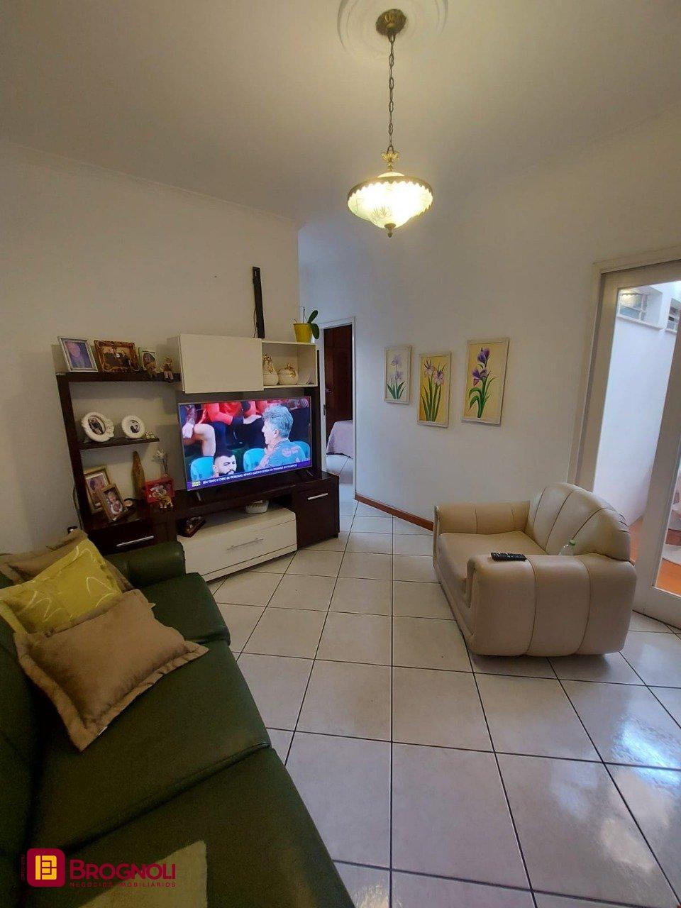 Casa com 323m², 4 quartos (sendo 1 suíte), 3 garagens, no bairro Barreiros em São José