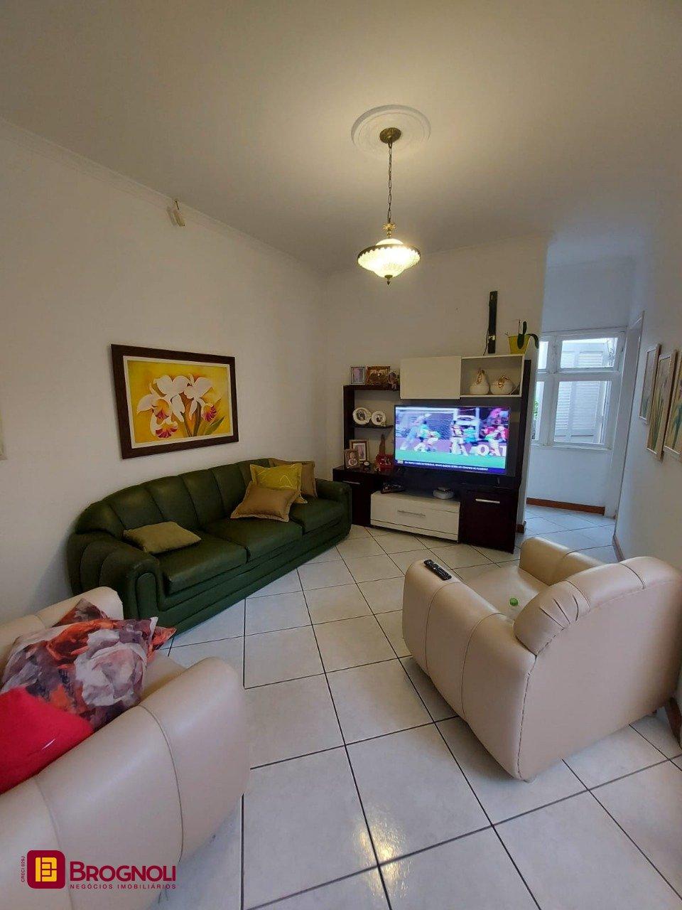 Casa com 323m², 4 quartos (sendo 1 suíte), 3 garagens, no bairro Barreiros em São José