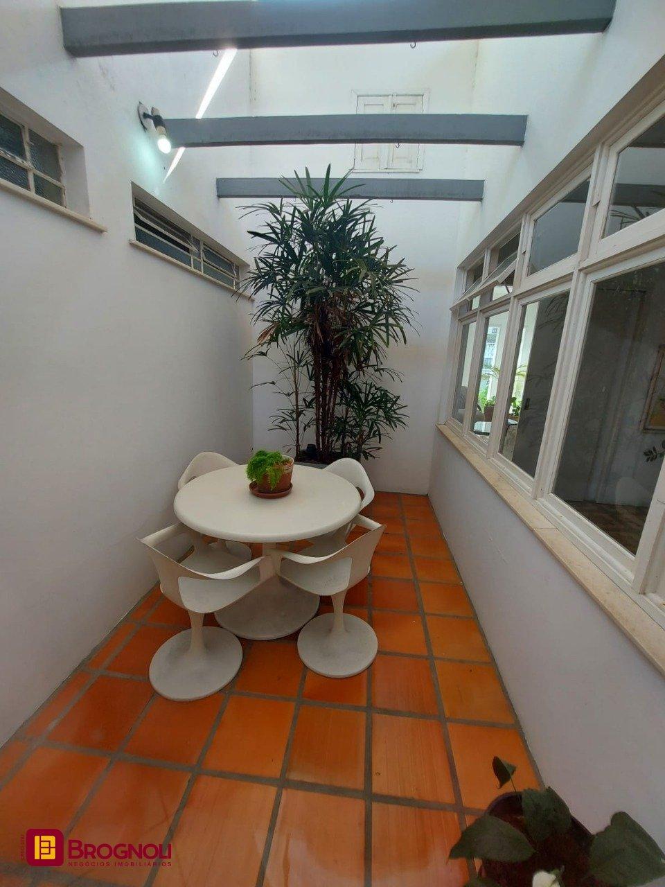 Casa com 323m², 4 quartos (sendo 1 suíte), 3 garagens, no bairro Barreiros em São José