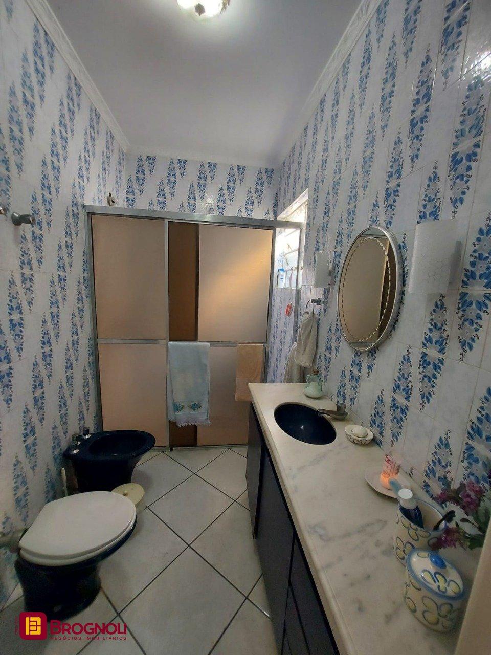 Casa com 323m², 4 quartos (sendo 1 suíte), 3 garagens, no bairro Barreiros em São José