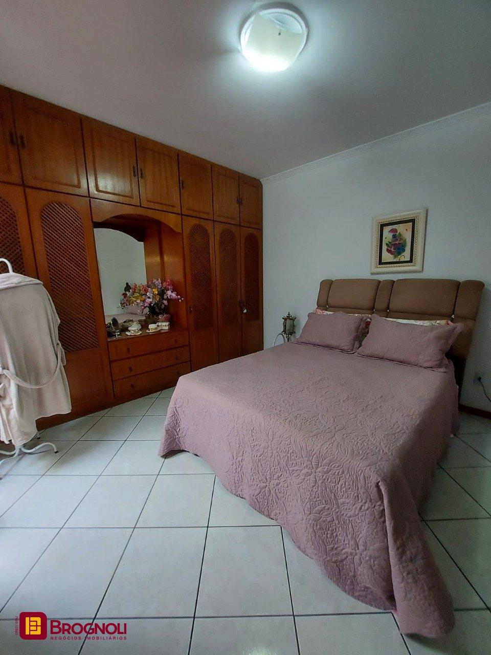 Casa com 323m², 4 quartos (sendo 1 suíte), 3 garagens, no bairro Barreiros em São José