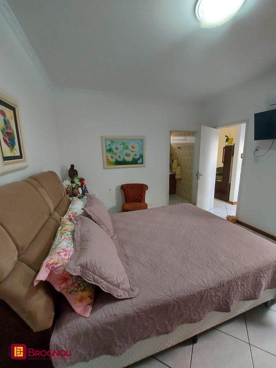 Casa com 323m², 4 quartos (sendo 1 suíte), 3 garagens, no bairro Barreiros em São José