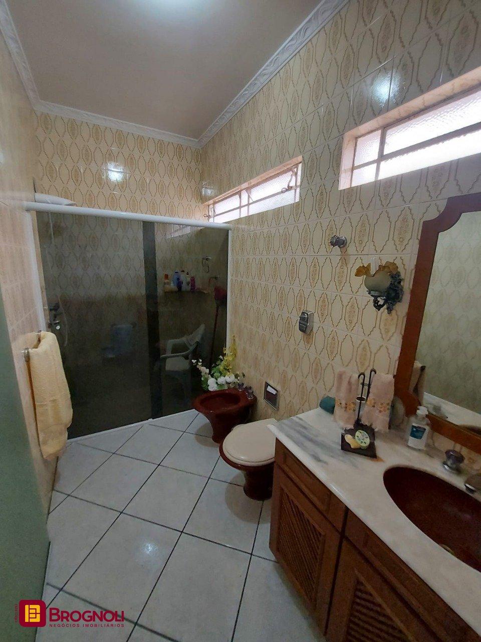 Casa com 323m², 4 quartos (sendo 1 suíte), 3 garagens, no bairro Barreiros em São José