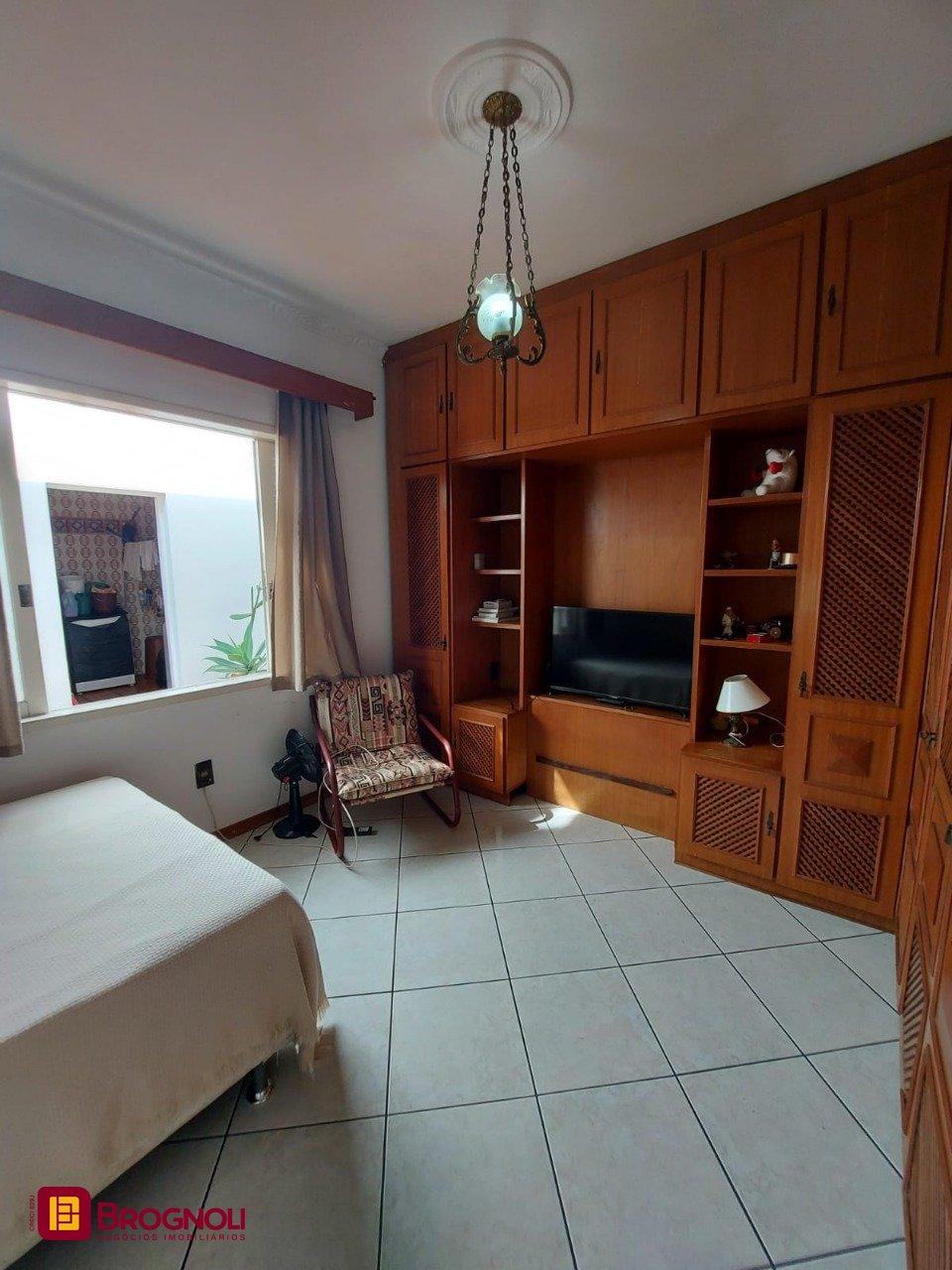 Casa com 323m², 4 quartos (sendo 1 suíte), 3 garagens, no bairro Barreiros em São José