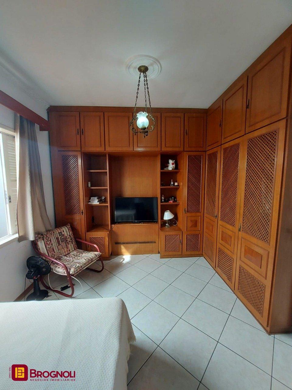 Casa com 323m², 4 quartos (sendo 1 suíte), 3 garagens, no bairro Barreiros em São José