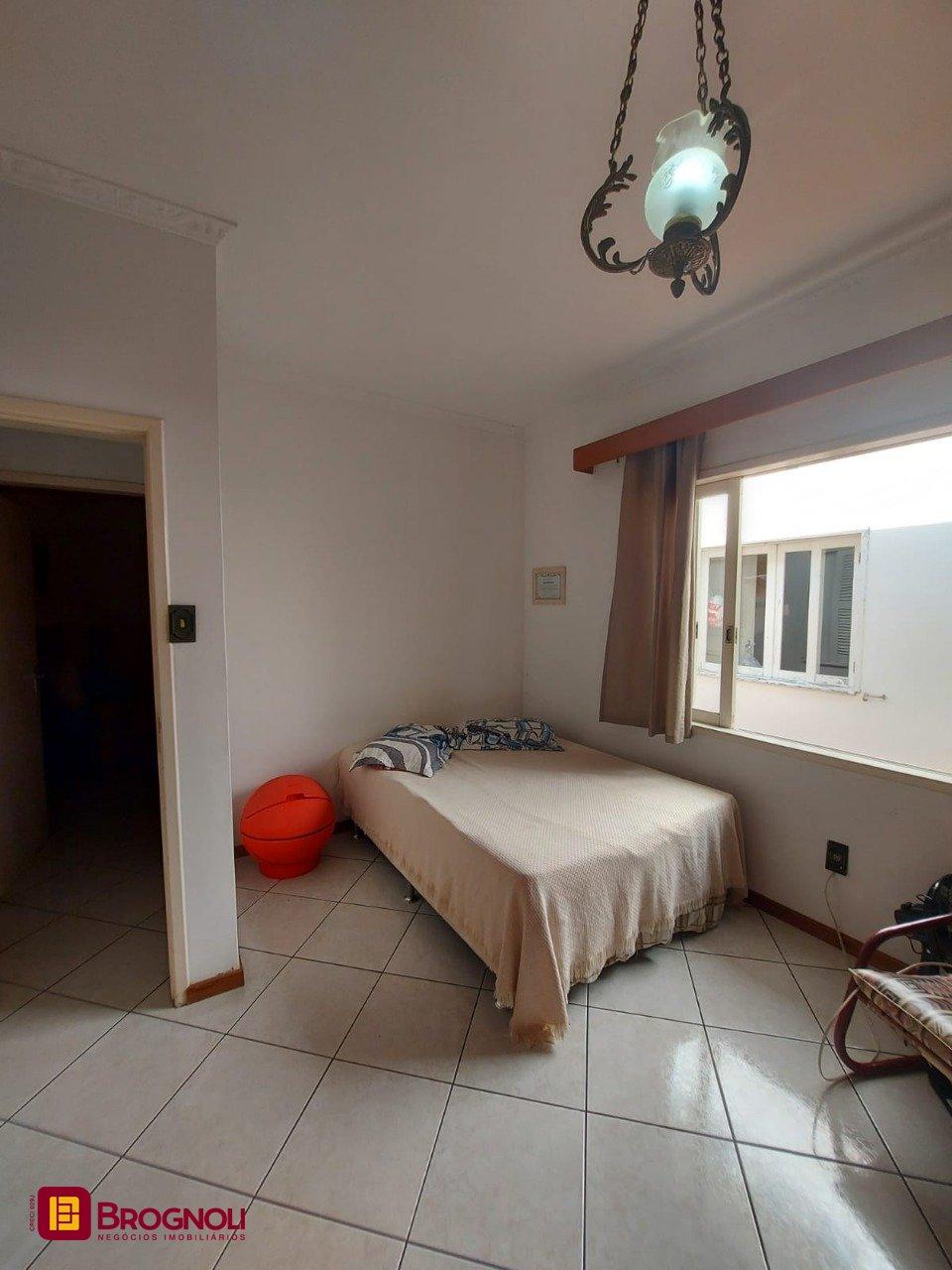 Casa com 323m², 4 quartos (sendo 1 suíte), 3 garagens, no bairro Barreiros em São José