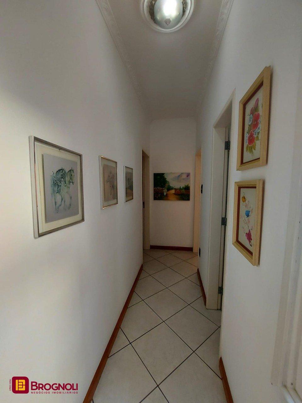 Casa com 323m², 4 quartos (sendo 1 suíte), 3 garagens, no bairro Barreiros em São José