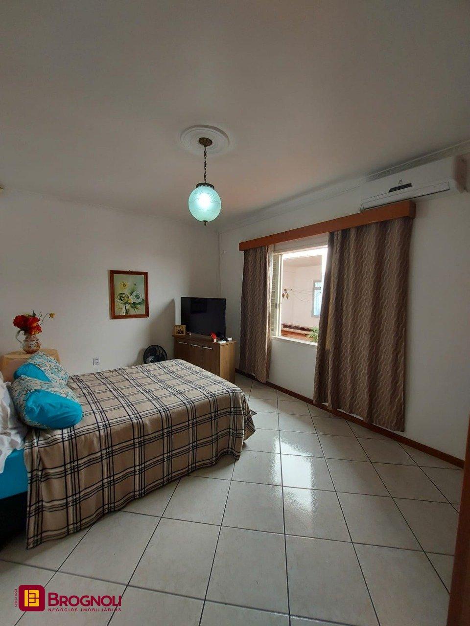 Casa com 323m², 4 quartos (sendo 1 suíte), 3 garagens, no bairro Barreiros em São José