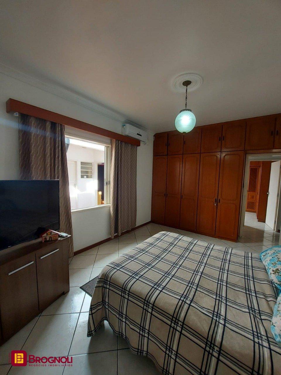 Casa com 323m², 4 quartos (sendo 1 suíte), 3 garagens, no bairro Barreiros em São José