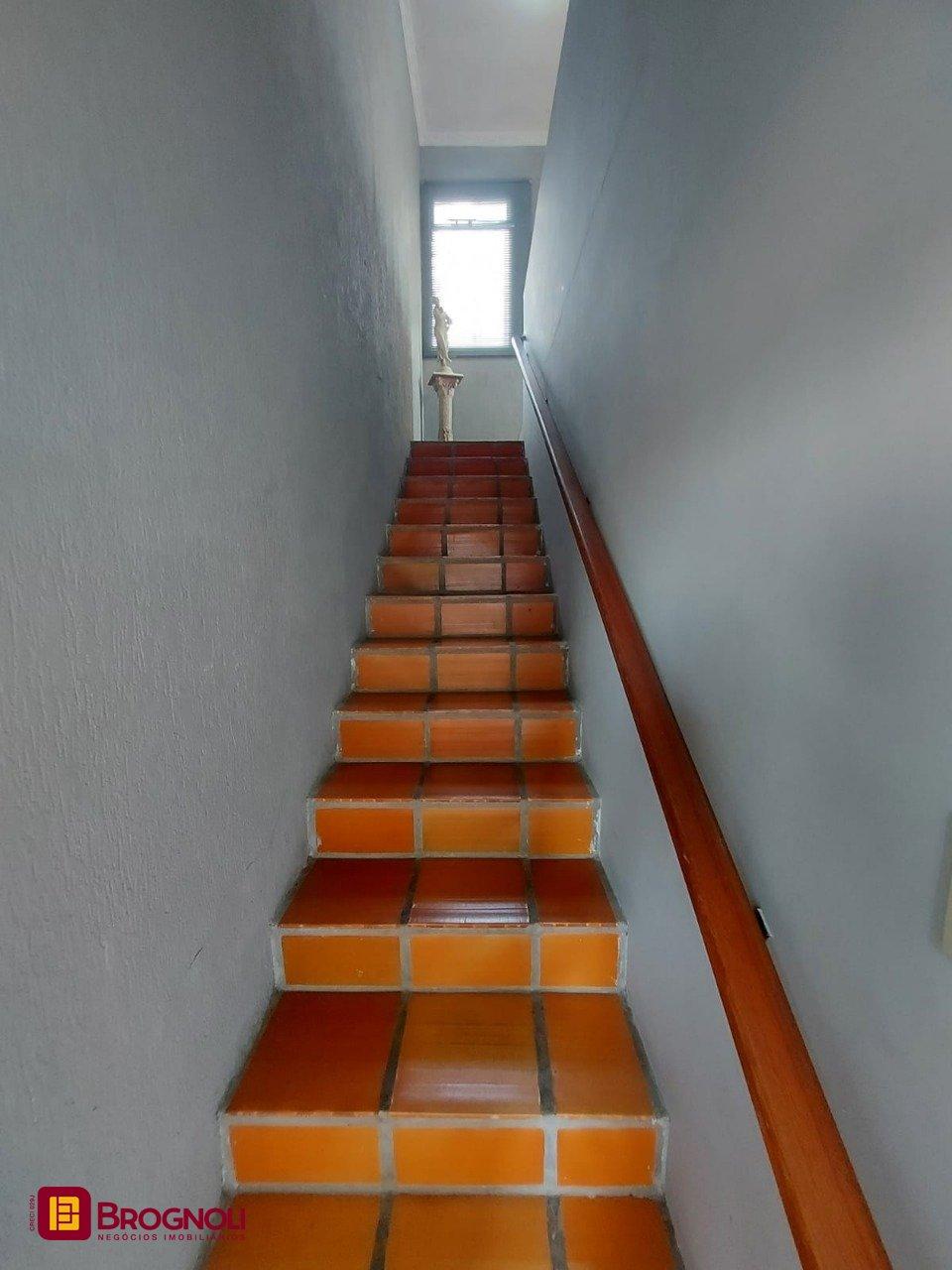 Casa com 323m², 4 quartos (sendo 1 suíte), 3 garagens, no bairro Barreiros em São José