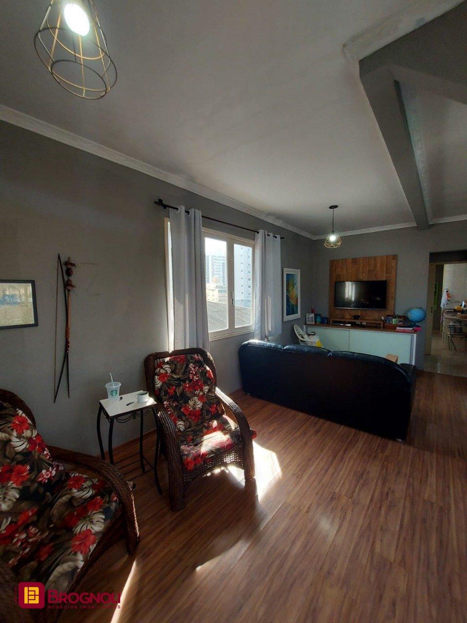 Casa com 323m², 4 quartos (sendo 1 suíte), 3 garagens, no bairro Barreiros em São José