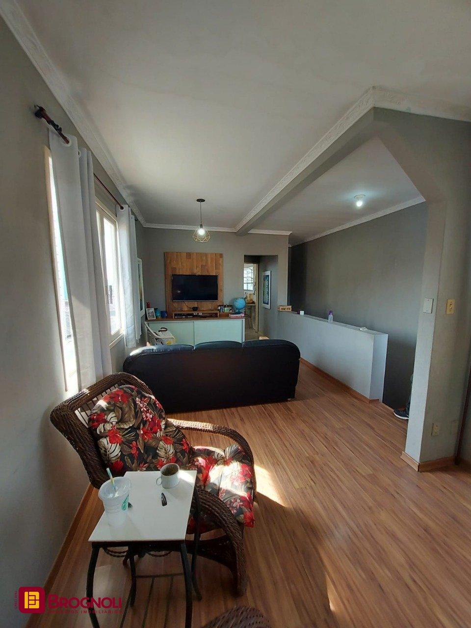 Casa com 323m², 4 quartos (sendo 1 suíte), 3 garagens, no bairro Barreiros em São José