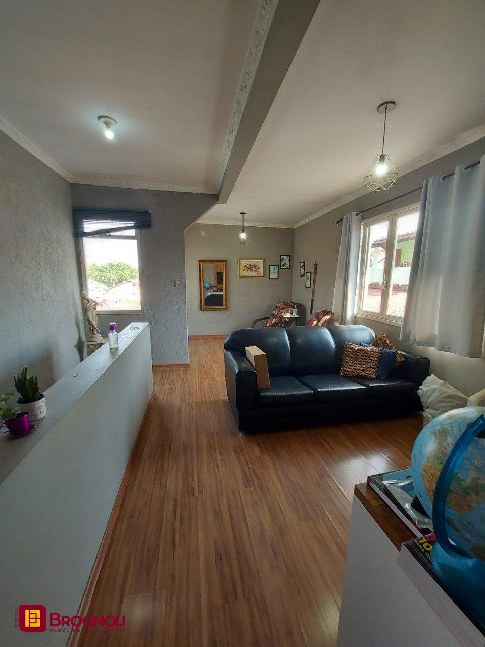 Casa com 323m², 4 quartos (sendo 1 suíte), 3 garagens, no bairro Barreiros em São José
