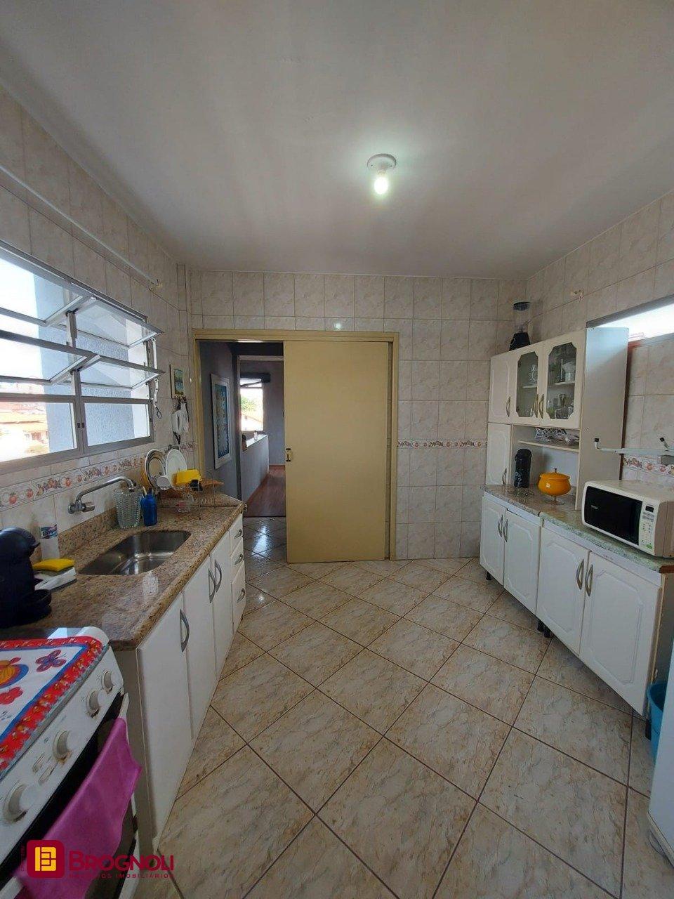 Casa com 323m², 4 quartos (sendo 1 suíte), 3 garagens, no bairro Barreiros em São José