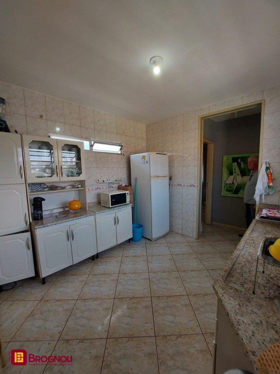Casa com 323m², 4 quartos (sendo 1 suíte), 3 garagens, no bairro Barreiros em São José