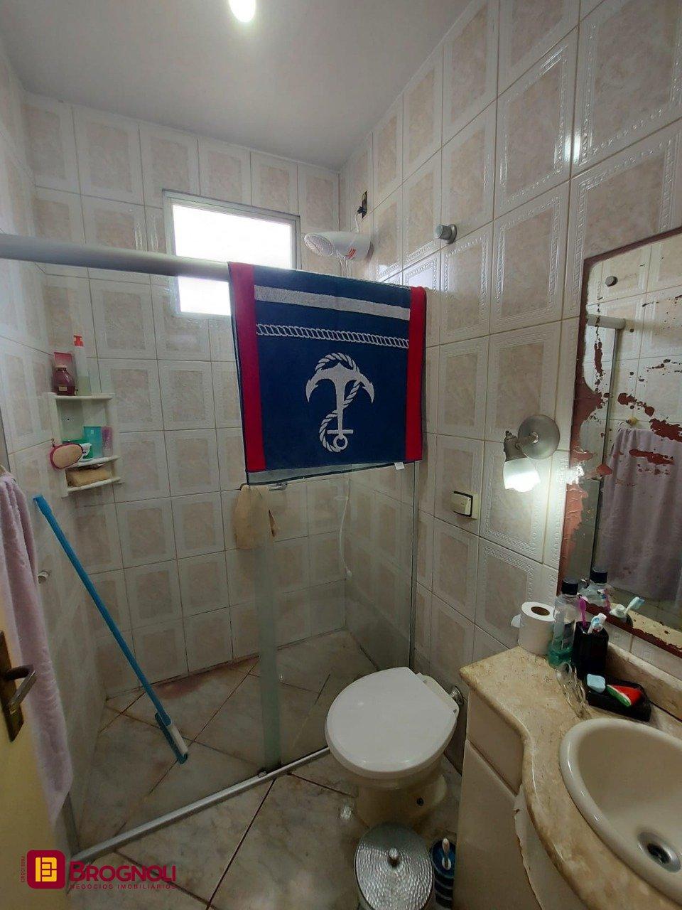 Casa com 323m², 4 quartos (sendo 1 suíte), 3 garagens, no bairro Barreiros em São José