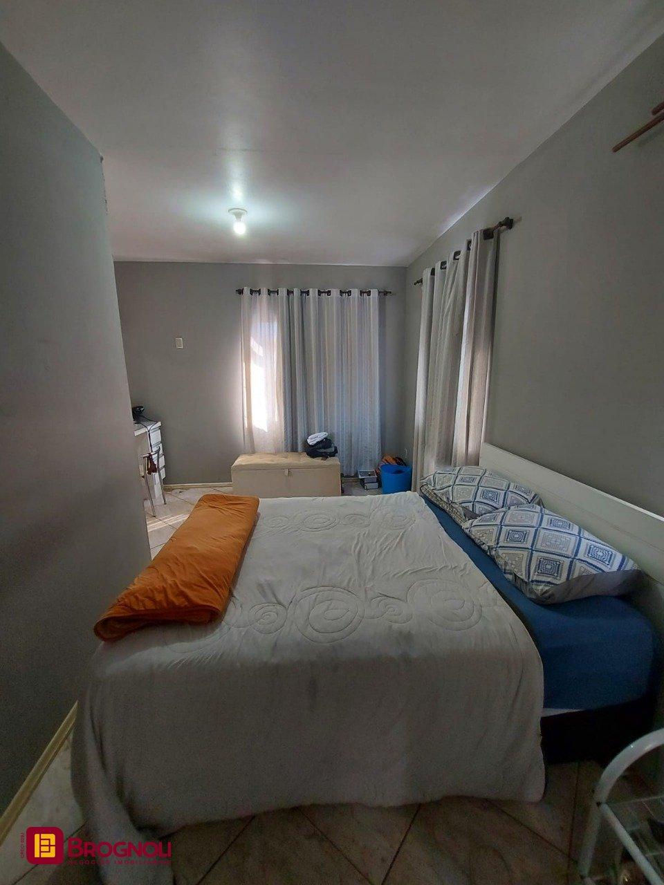 Casa com 323m², 4 quartos (sendo 1 suíte), 3 garagens, no bairro Barreiros em São José