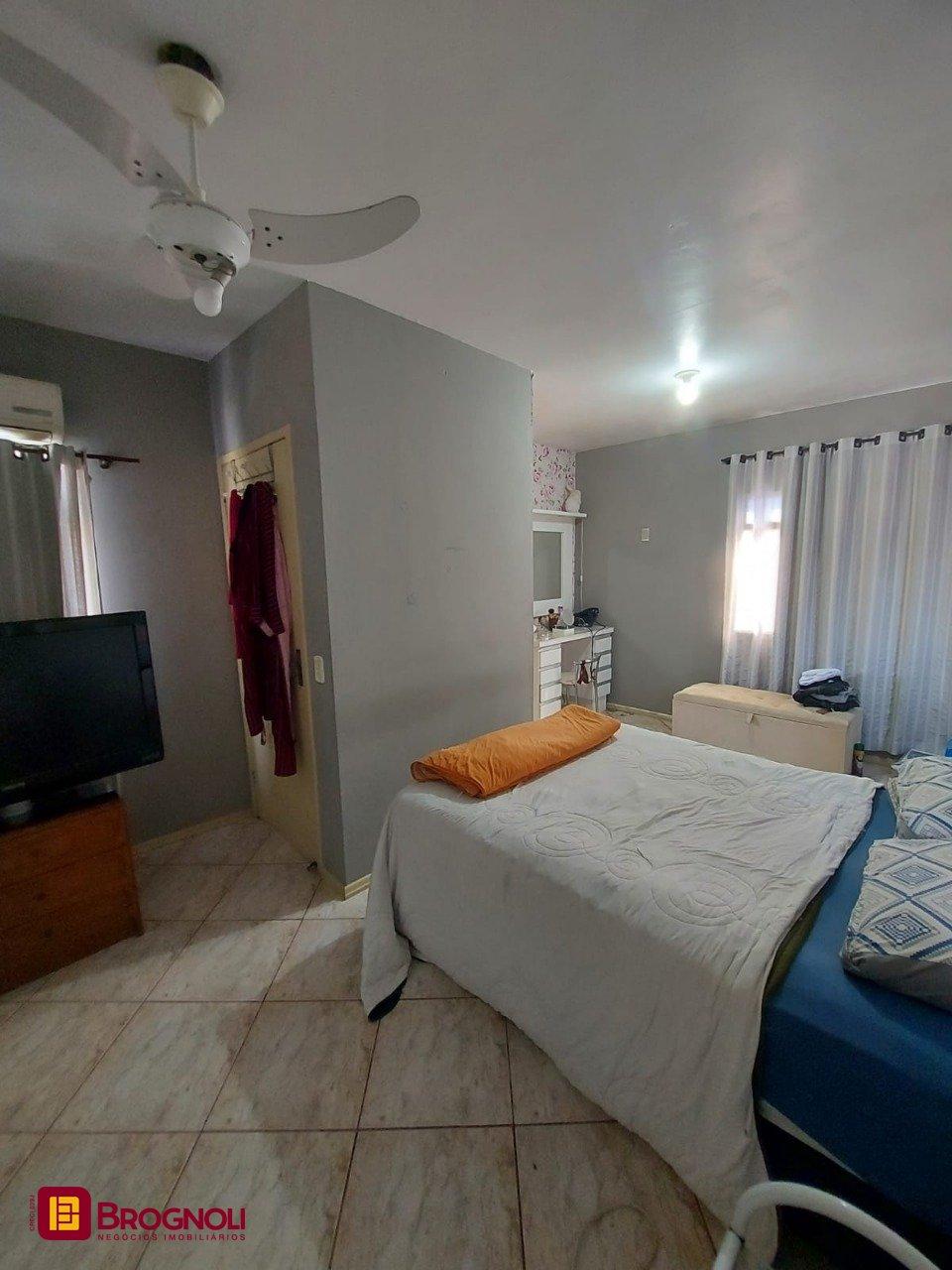Casa com 323m², 4 quartos (sendo 1 suíte), 3 garagens, no bairro Barreiros em São José