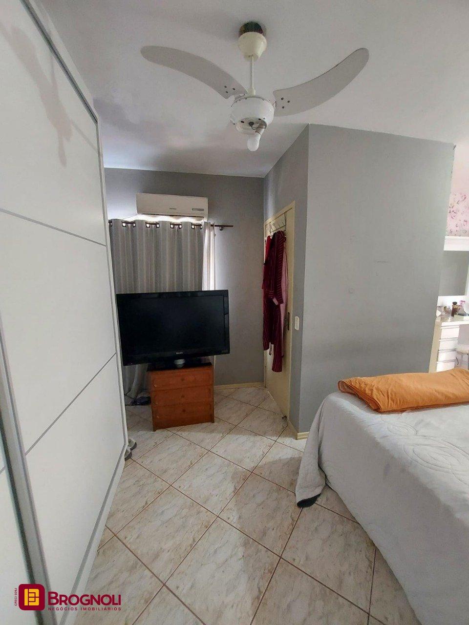 Casa com 323m², 4 quartos (sendo 1 suíte), 3 garagens, no bairro Barreiros em São José