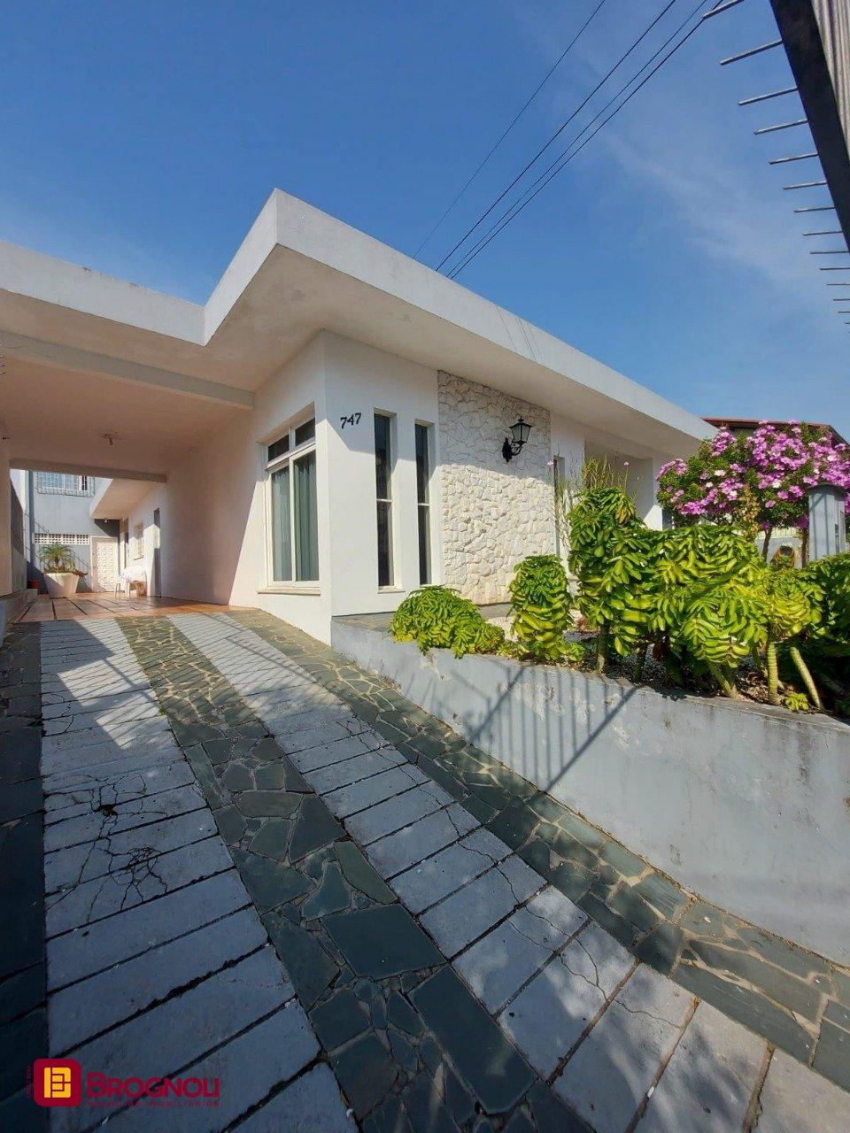 Casa com 323m², 4 quartos (sendo 1 suíte), 3 garagens, no bairro Barreiros em São José