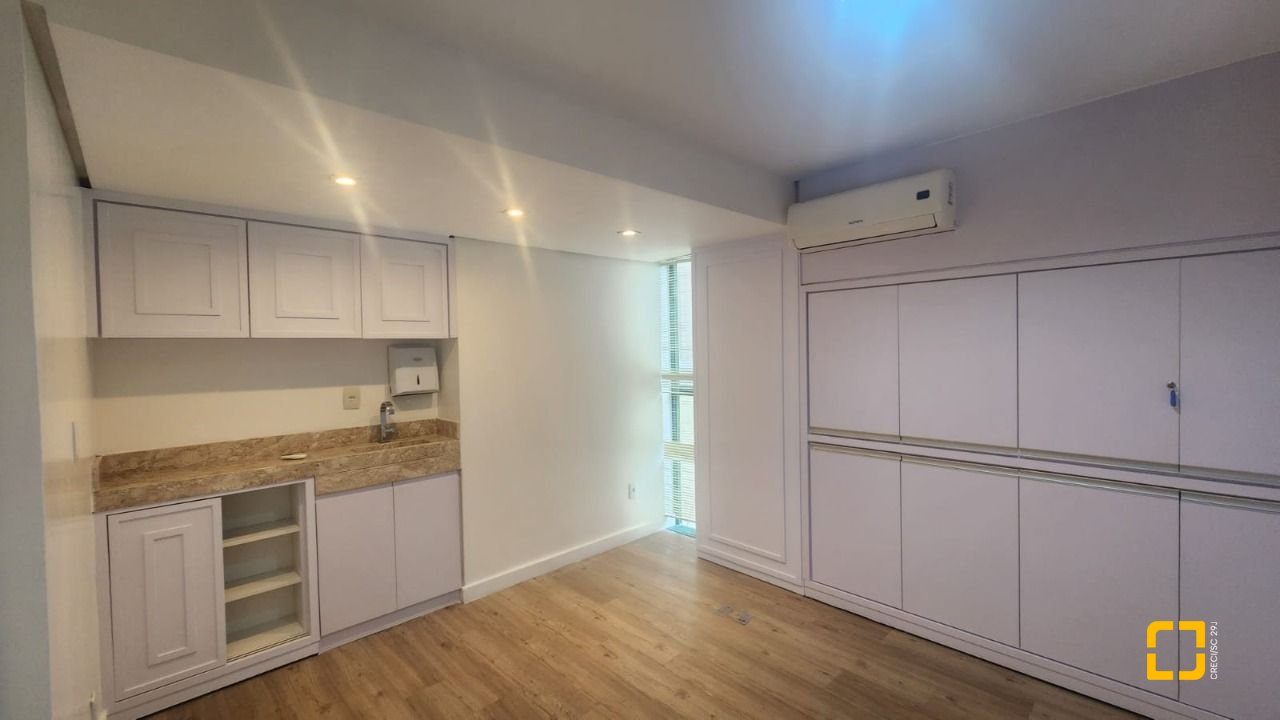 Sala com 136m², 3 garagens, no bairro Centro em Florianópolis