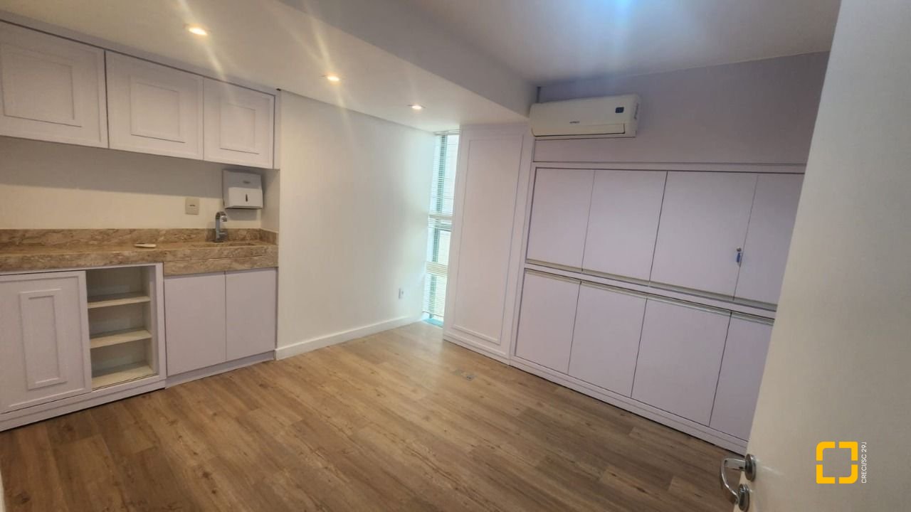 Sala com 136m², 3 garagens, no bairro Centro em Florianópolis