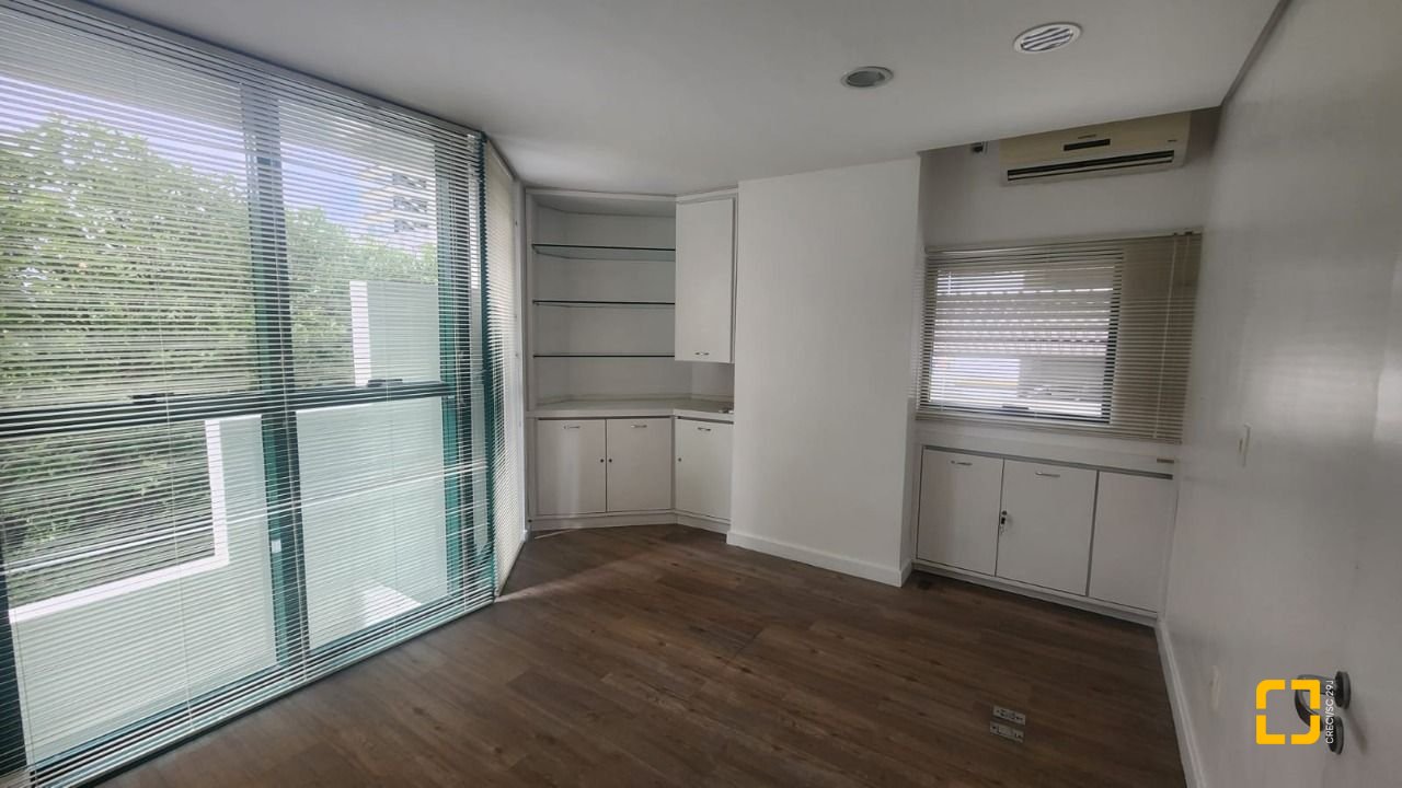 Sala com 136m², 3 garagens, no bairro Centro em Florianópolis