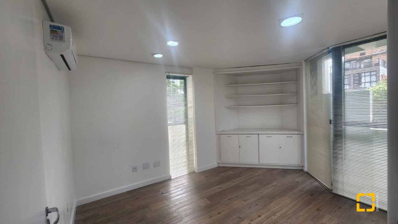 Sala com 136m², 3 garagens, no bairro Centro em Florianópolis