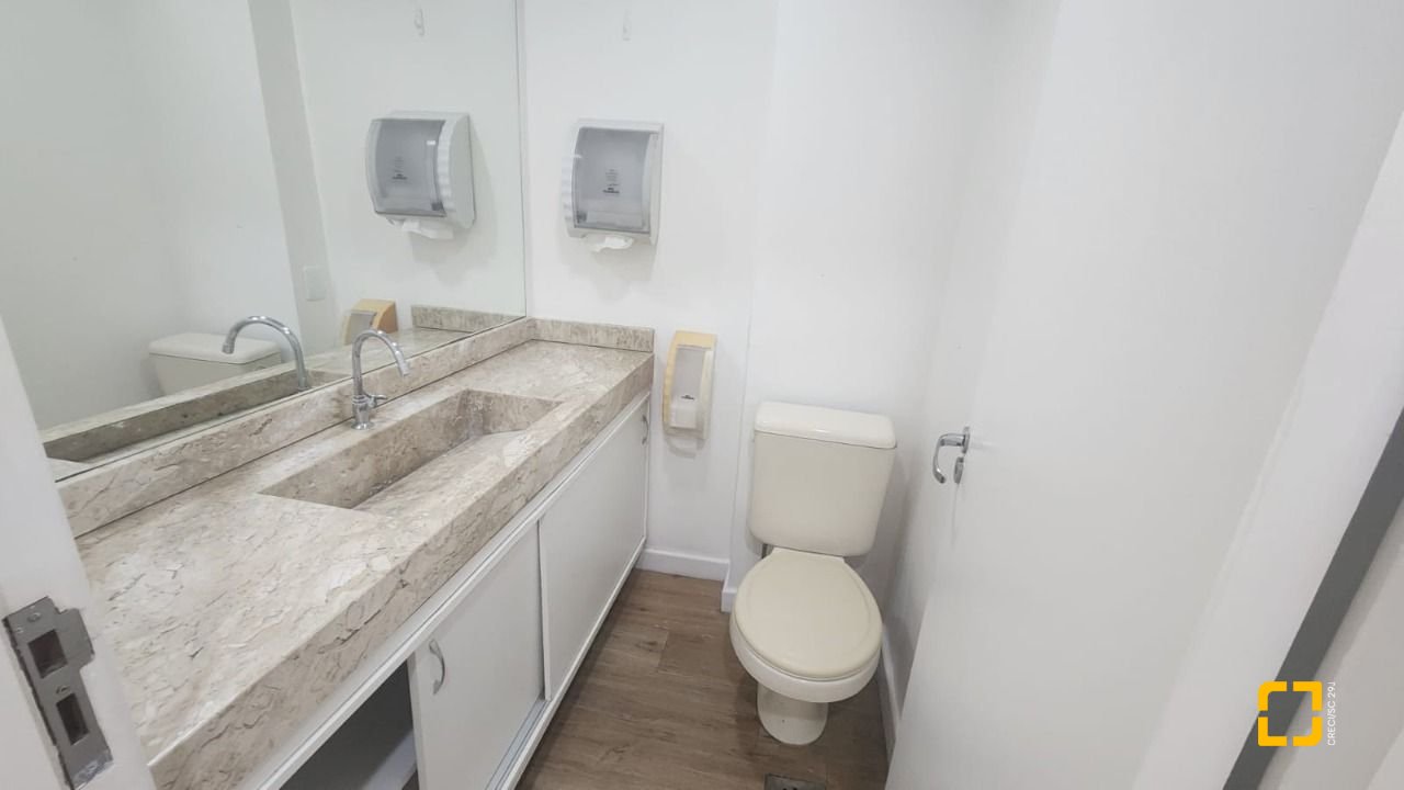 Sala com 136m², 3 garagens, no bairro Centro em Florianópolis