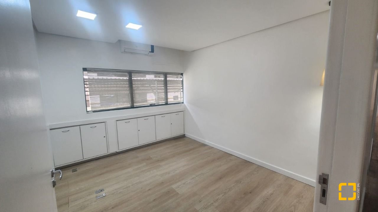 Sala com 136m², 3 garagens, no bairro Centro em Florianópolis