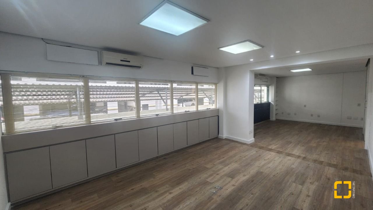 Sala com 136m², 3 garagens, no bairro Centro em Florianópolis