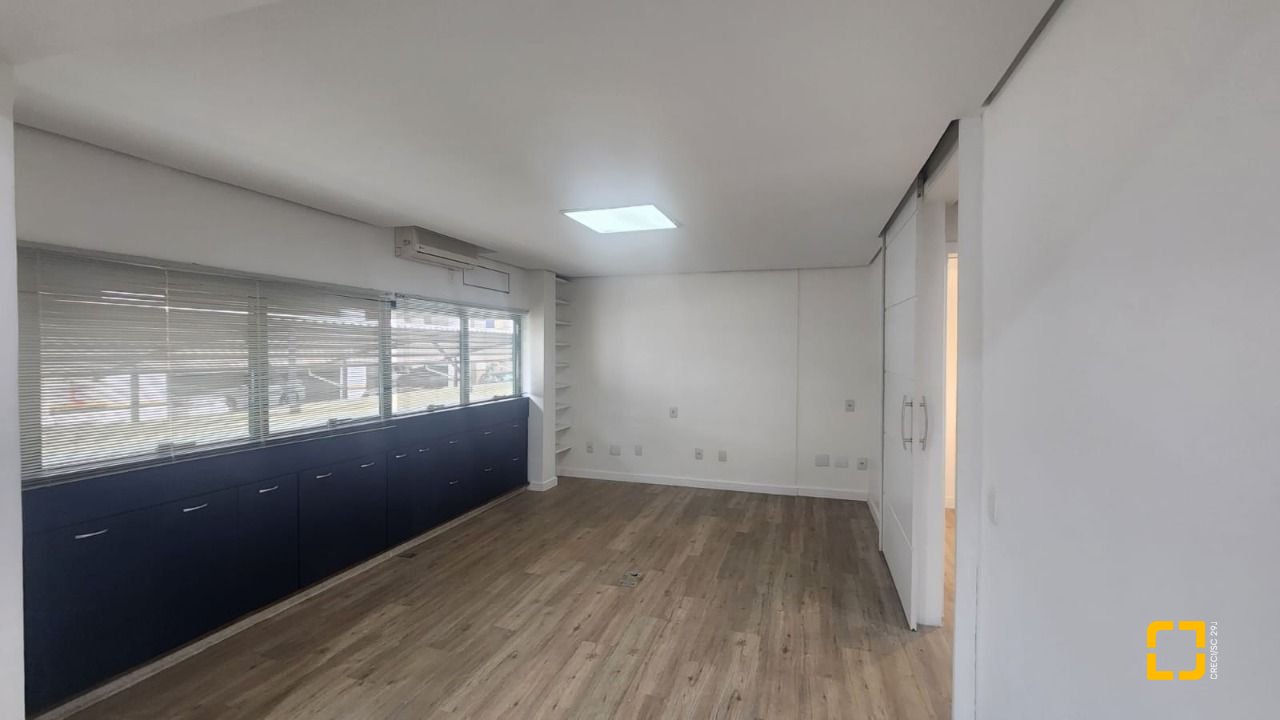 Sala com 136m², 3 garagens, no bairro Centro em Florianópolis