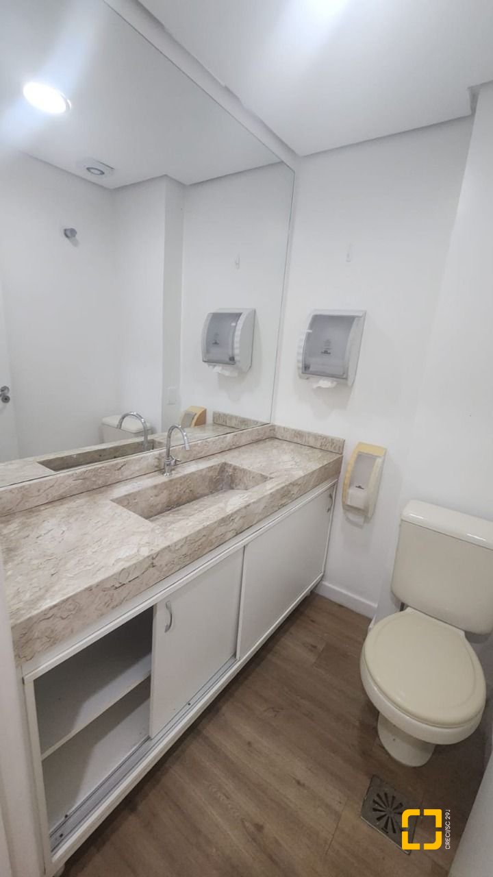 Sala com 136m², 3 garagens, no bairro Centro em Florianópolis