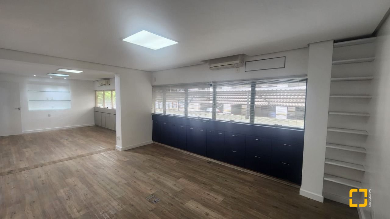 Sala com 136m², 3 garagens, no bairro Centro em Florianópolis