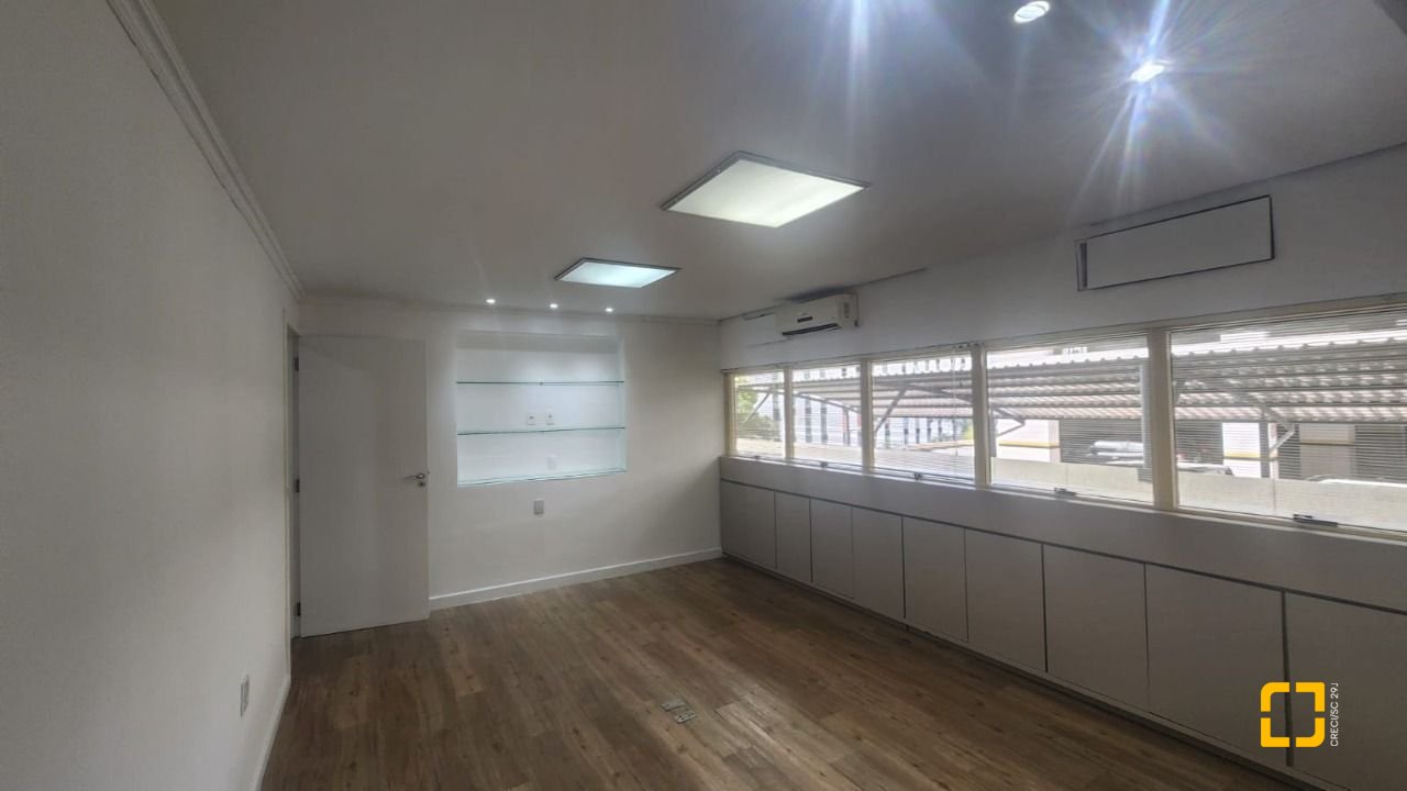 Sala com 136m², 3 garagens, no bairro Centro em Florianópolis