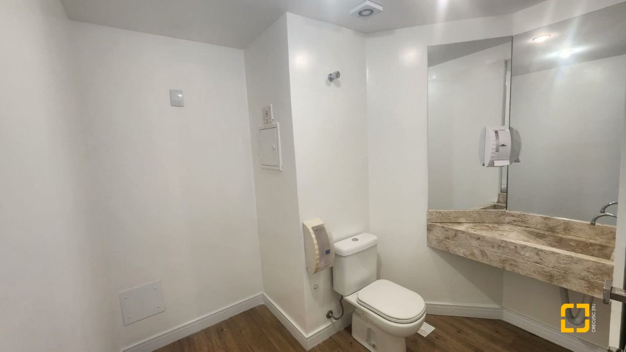 Sala com 136m², 3 garagens, no bairro Centro em Florianópolis
