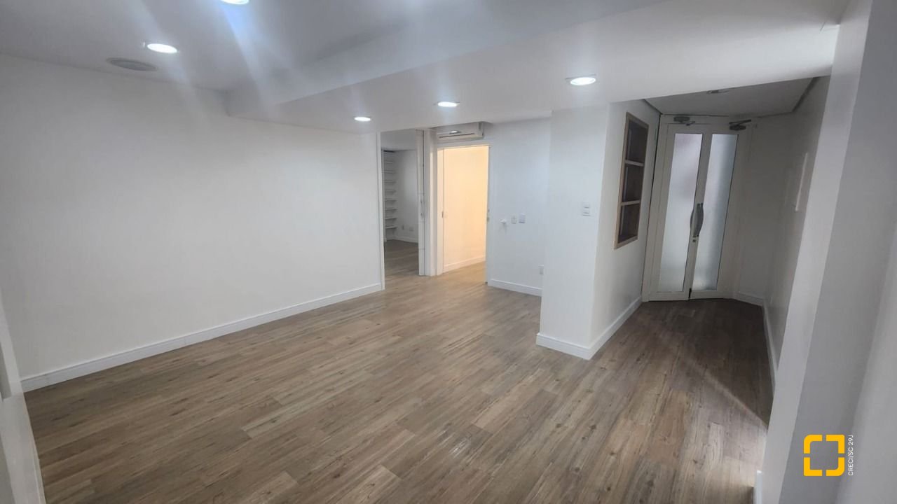 Sala com 136m², 3 garagens, no bairro Centro em Florianópolis