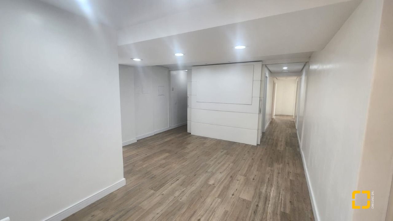Sala com 136m², 3 garagens, no bairro Centro em Florianópolis
