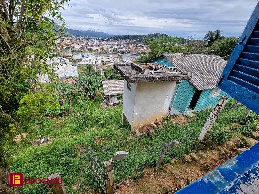 Casa com 55m², 2 quartos, 4 garagens, no bairro São Luiz em São José