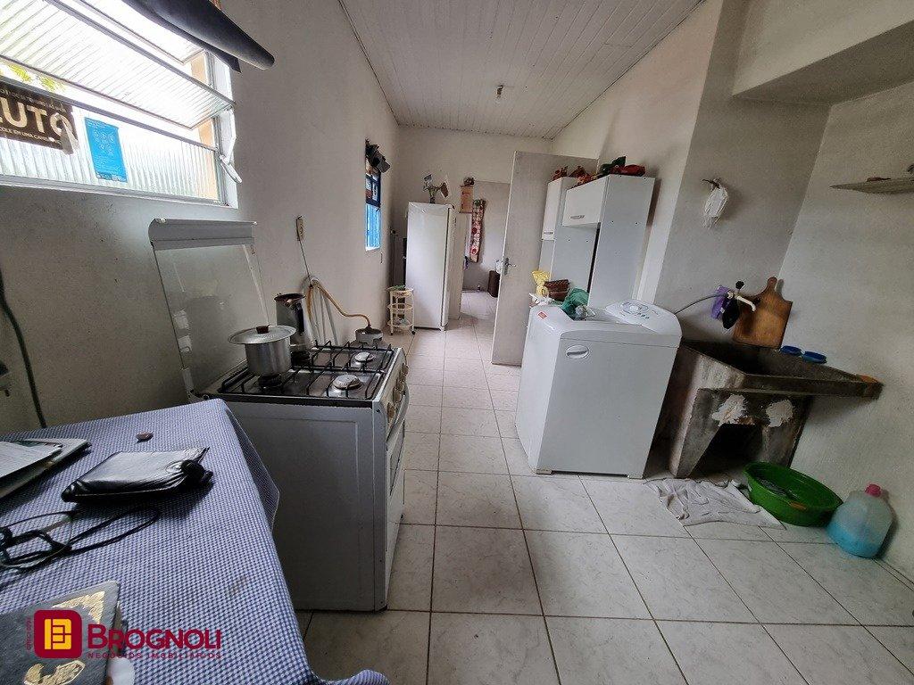 Casa com 55m², 2 quartos, 4 garagens, no bairro São Luiz em São José