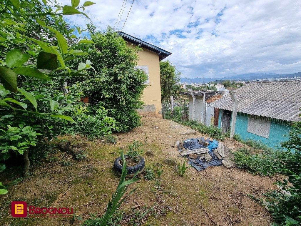 Casa com 55m², 2 quartos, 4 garagens, no bairro São Luiz em São José